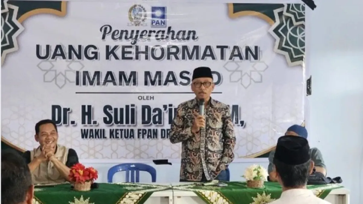 Anggota DPRD Jatim Serahkan Uang Kehormatan Untuk Imam Masjid