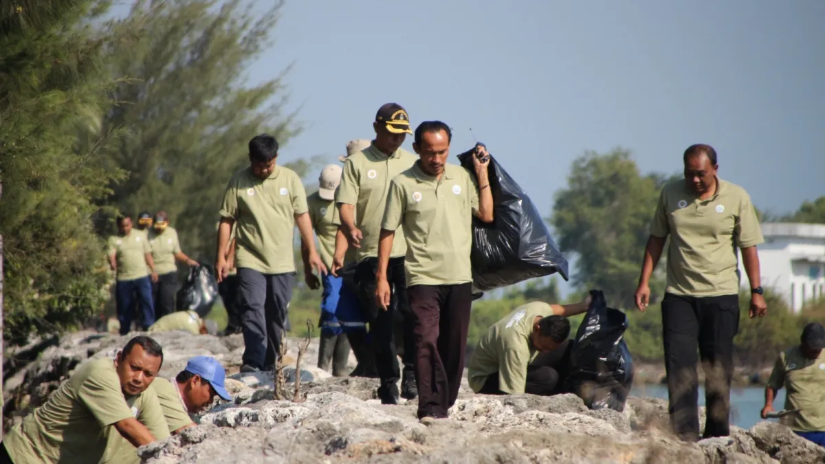 PPN Brondong Gelar Aksi Bersih Pantai
