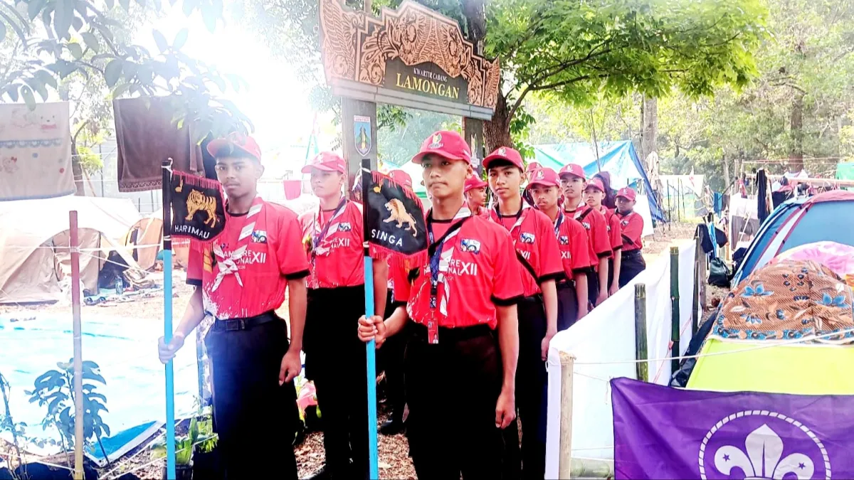 Kontingen Lamongan Saling Tukar Cinderamata dengan Kontingen Daerah Lain