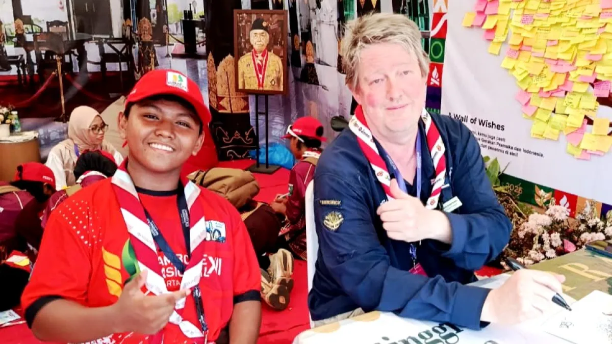 M. Riski Fajar dari SMPN 3 Lamongan Foto Bareng David Robert Baden Powell Cicit dari Baden Powell - Bapak Pandu Dunia