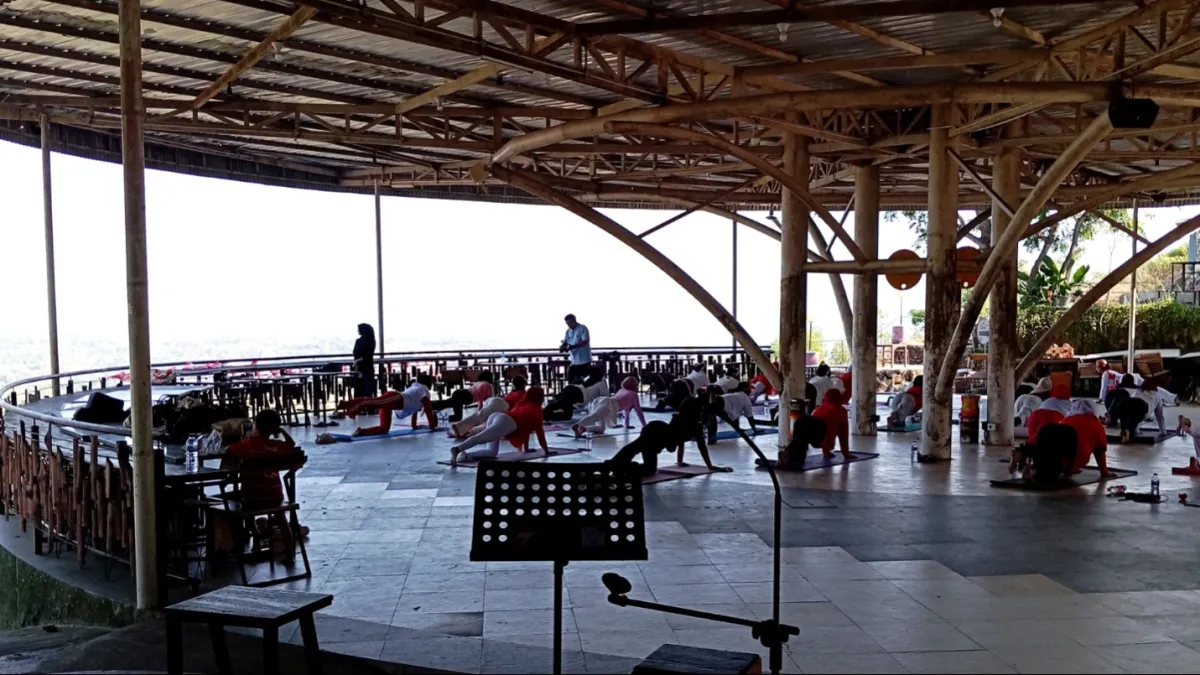 Kaki di Bukit - Hati di Laut, Ketika Senam Yoga di Tebing Cafe Paciran (1)