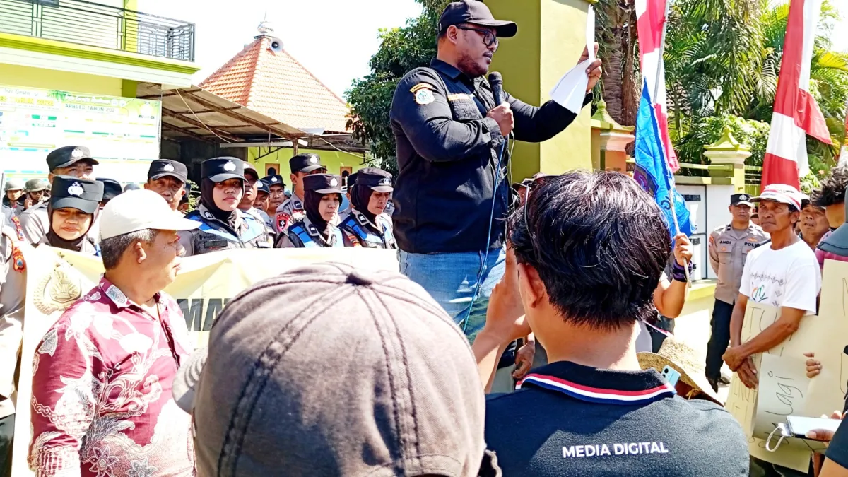 Warga Desa Brengkok Brondong Gelar Demo Tuntut Kades Mundur