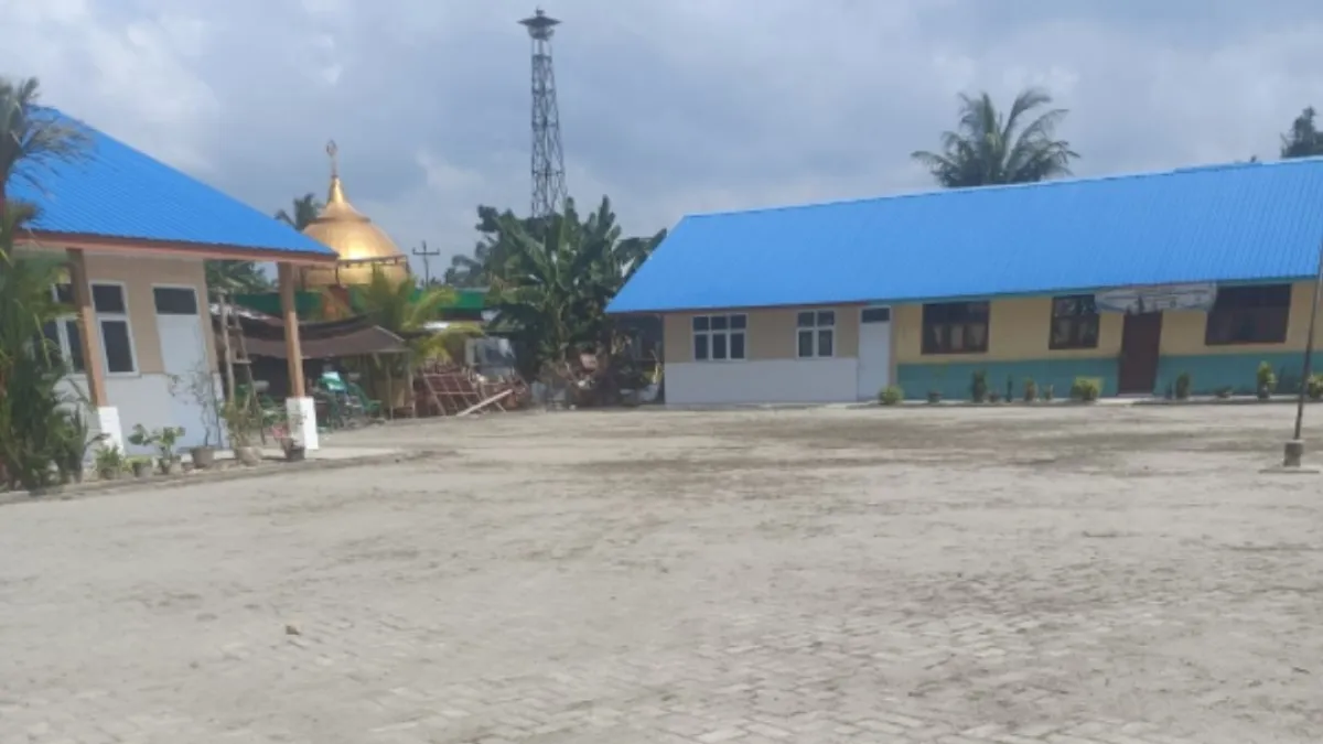 Pengerjaan Paving Blok di SDN 056640 Pelawi Dalam dan Securai Selatan 054937 Diduga Tidak Sesuai Standar